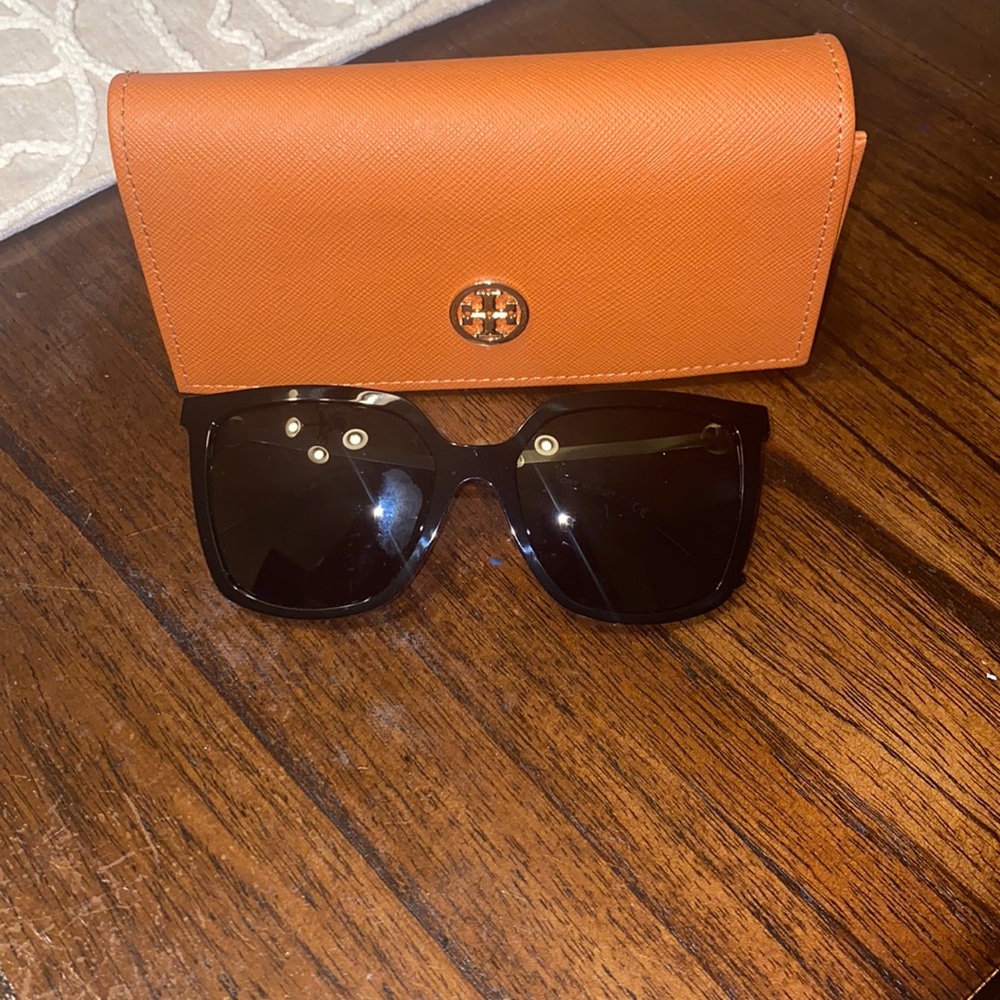 Tory Burch sunglasses like new with no scratches. Perfect for summer👙☀️😎